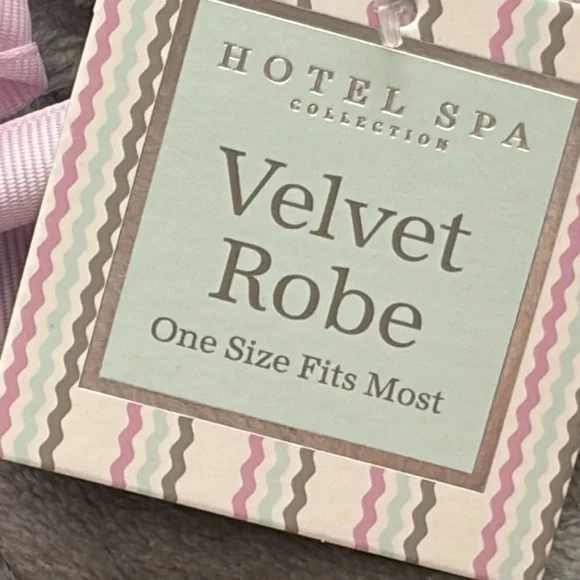 Velvet Robe, throw and mask gift set NWT - Picture 4 of 4